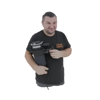 Modelo 3D de hombre sonriente con camiseta negra sosteniendo un ensamblaje de filtro de aire negro con conectores visibles y