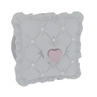 Ein 3D-Rendering eines weißen Zierkissens mit Rüschenrand und einer rosa Herz-Applikation in der Mitte.