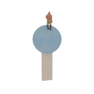 Modèle 3D d'un mini homme en combinaison beige debout sur une sphère bleu clair, posée sur une base rectangulaire beige.