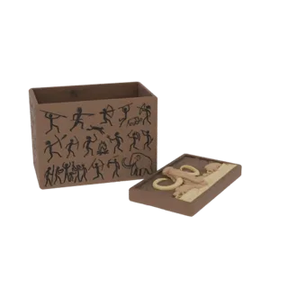 Modelo 3D caja marrón con pinturas rupestres y tapa con relieve de mamut.