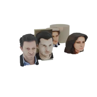 Una renderización 3D que muestra cuatro bustos de cabeza humana realistas y distintos dispuestos juntos, con un fondo neutro.