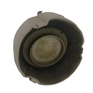 Renderizado de modelo 3D de un cenicero metálico vintage con marcas en relieve en la superficie interior, visto desde un ángu