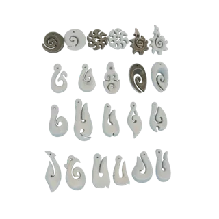 Une collection de modèles 3D de pendentifs Hei Matau Maori en forme de crochet de pêche, disposés en rangées sur un fond blan