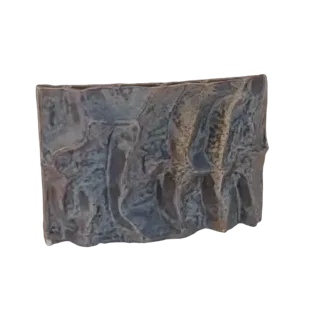 Renderização de modelo 3D de um fragmento de muro de pedra desgastado com texturas ásperas e imperfeições naturalistas.