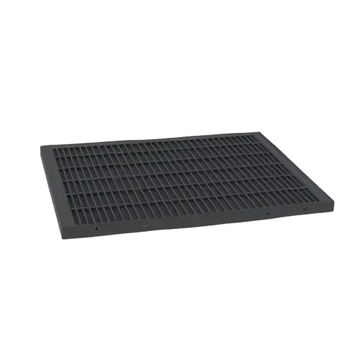 Modelo 3D de una rejilla metálica rectangular gris oscuro con patrón de rejilla, visto desde un ligero ángulo.