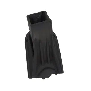 Uma renderização 3D de um bico preto com abertura quadrada e base alargada e nervurada, isolado em fundo branco.