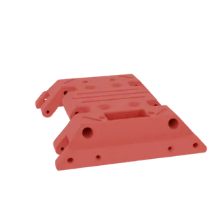 Modelo 3D de un soporte industrial rojo con múltiples agujeros para pernos, mostrado desde un ángulo lateral.