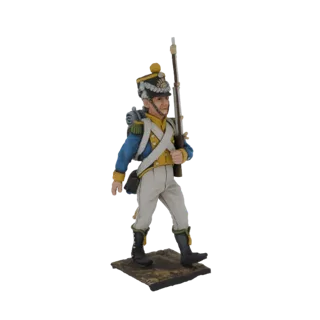 3D-Modell eines Napoleonischen Infanteristen in Marschpose, trägt einen blauen Rock, weiße Hose und einen Schako, hält eine M