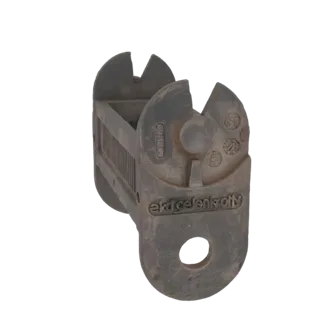 Modelo 3D de uma braçadeira industrial vintage com textura de metal desgastado e letras em relevo.