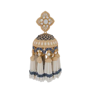 Modello 3D di orecchino con nappa preziosa con dettagli in oro, smalto blu e bianco e nappe color crema.