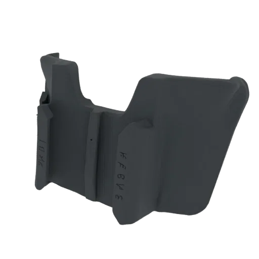 Modelo 3D de una pieza industrial gris oscuro con marcas grabadas visibles, presentado sobre un fondo blanco.