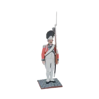 3D-Modell eines Grenadiers des 18. Jahrhunderts im roten Rock und Bärenfellhut, mit Musket, stehend auf einem Kopfsteinpflast