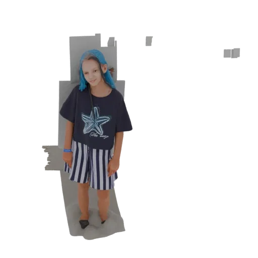3D-Modell eines jungen Mädchens mit leuchtend blauen Haaren, das ein Seestern-T-Shirt und gestreifte Shorts trägt und lächelt