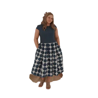 Modelo 3D de mulher com sorriso amigável, vestindo blusa azul e saia completa de bolinhas, com as mãos nos bolsos.