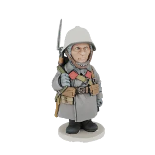 3D-Modell eines Chibi-Soldaten im grauen Mantel, mit weißem Helm und Gewehr mit Bajonett, auf weißem Sockel stehend.