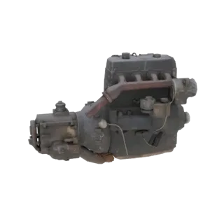 Modelo 3D de um motor industrial vintage com corpo cinza escuro e coletor de escape enferrujado, mostrado de um ângulo latera