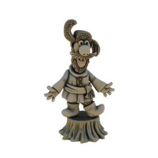 Modelo 3D de um personagem caprichoso de homem barbudo usando chapéu e túnica de pele, em pé sobre uma base de toco, com os b
