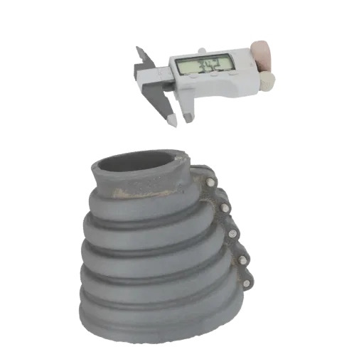 Modelo 3D de um fole corrugado cinza com detalhe de corrente ao lado, contra fundo branco.