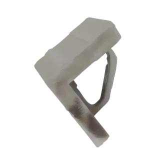 Modèle 3D d'un clip blanc en L avec une tache sombre sur sa surface, présenté sur fond blanc.