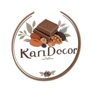 Modello 3D del logo KariDccor, con tavolette di cioccolato, mandorle, noci, albicocche disidratate e altri dolci all'interno