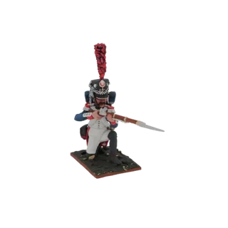 Modelo 3D de um soldado Granadeiro da Guarda Imperial Francesa ajoelhado com um mosquete, vestindo um alto chapéu (shako) com