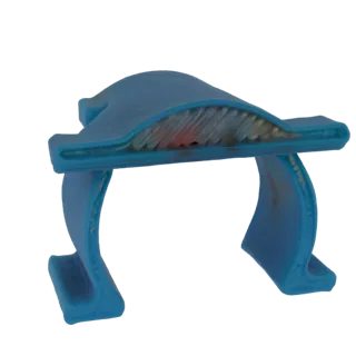 Un modèle 3D d'une arche dentaire bleue montrant les dents et les gencives, présenté sur fond blanc.