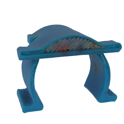 Un modèle 3D d'une arche dentaire bleue montrant les dents et les gencives, présenté sur fond blanc.