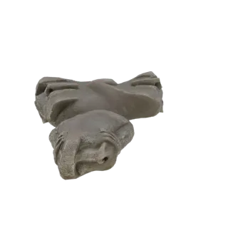 3D-Modell-Rendering einer abstrakten Skulptur mit zwei verschlungenen Steingesichtern und einer rauen, verwitterten Textur.