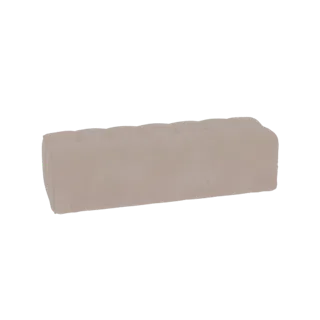 Ein 3D-Render einer gepolsterten rechteckigen Ottomanenbank mit Knopfdetails, präsentiert auf schwarzem Hintergrund.