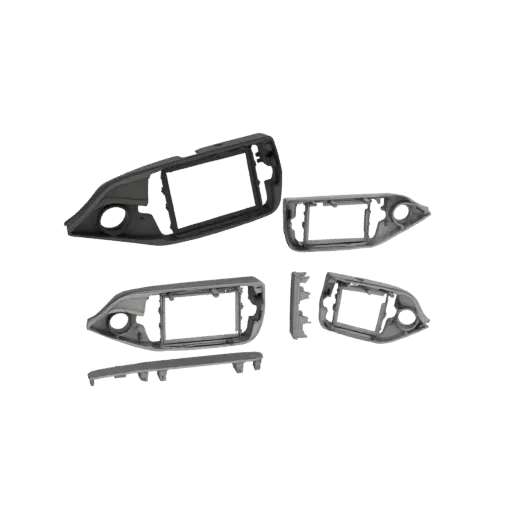 Um conjunto de cinco modelos 3D cinzas de molduras decorativas para maçaneta interna de porta de carro dispostos sobre um fun