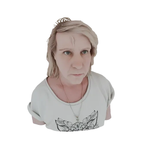 3D-Modell einer Frau mit blonden Haaren, die ein helles T-Shirt und eine zarte Halskette trägt, vor weißem Hintergrund.