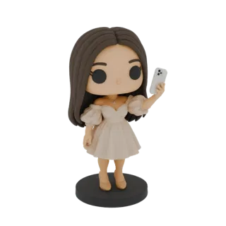 Un modello 3D di una figura pop stilizzata con capelli castani, che indossa un abito monospalla color crema, tenendo uno smar