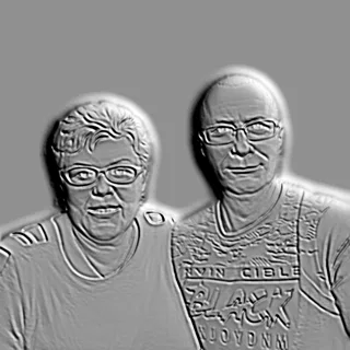Modèle 3D de bas-relief de couple âgé avec lunettes, montrant un homme et une femme avec des sourires bienveillants.