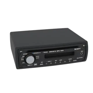 3D-Modell eines schwarzen Sony Autoradios mit CD-Schlitz, Digitalanzeige und Bedientasten, von vorne seitlich gezeigt.