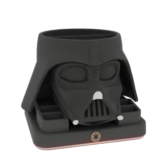 Uma renderização 3D de um organizador de mesa preto em forma de capacete de Darth Vader com compartimentos para canetas e ite