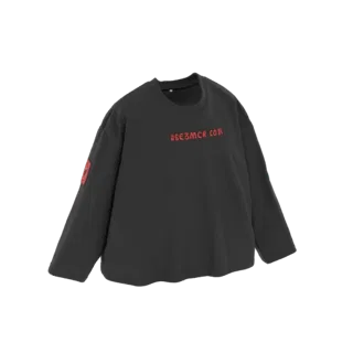 Modello 3D di una felpa oversize nera girocollo con logo '#SE3MCR' rosso sul petto e patch rossa sulla manica.