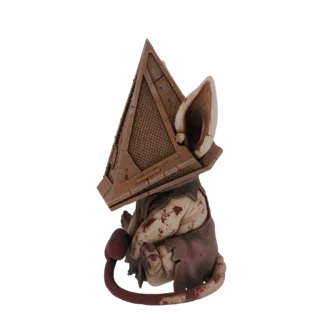 Ein 3D-Render einer Chibi-Maus mit Pyramid Head-Helm, Blutspritzern und zerrissener Kleidung, sitzend mit eingerolltem Schwan