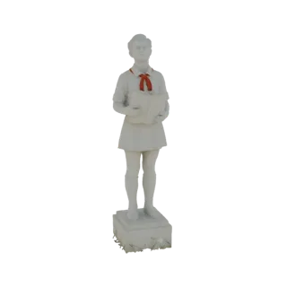 Modello 3D di una statua bianca di un giovane in uniforme con sciarpa rossa, che tiene un libro aperto, in piedi su un piedis