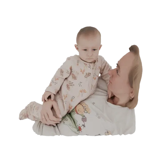 Modelo 3D de uma mãe segurando seu bebê perto, ambos olhando um para o outro com afeto.