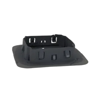 Modelo 3D de caixa quadrada cinza escuro com clipes internos e aro elevado, visto de um ângulo lateral ligeiramente elevado.