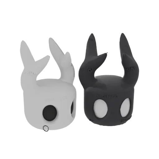 Uma renderização 3D de dois capacetes de personagem de Hollow Knight, um branco e um preto, exibidos lado a lado contra um fu