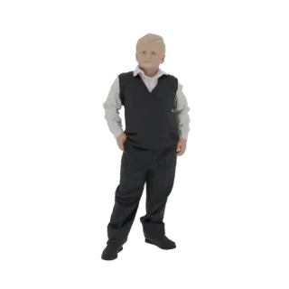 3D-Modell eines Jungen mit blonden Haaren, gekleidet in einem weißen Hemd, dunkler Weste und dunkler Hose, stehend mit einer