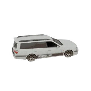 Modelo 3D de un coche familiar blanco con calcomanías 'NACIBATOR SOOD' y alerón trasero, visto de lado.