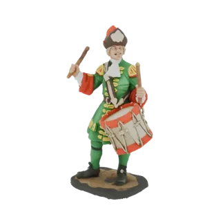 Modelo 3D de um tambor histórico em uniforme verde, segurando baquetas e um tambor vermelho e branco, sobre uma base texturiz