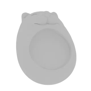 Uma renderização 3D de um porta ovos estilizado cinza claro em forma de gato dormindo com o rosto no topo.