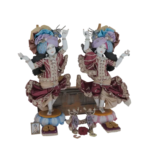Modello 3D di due divinità indiane in ornati abiti bordeaux e oro, catturate a metà danza su basi decorative.