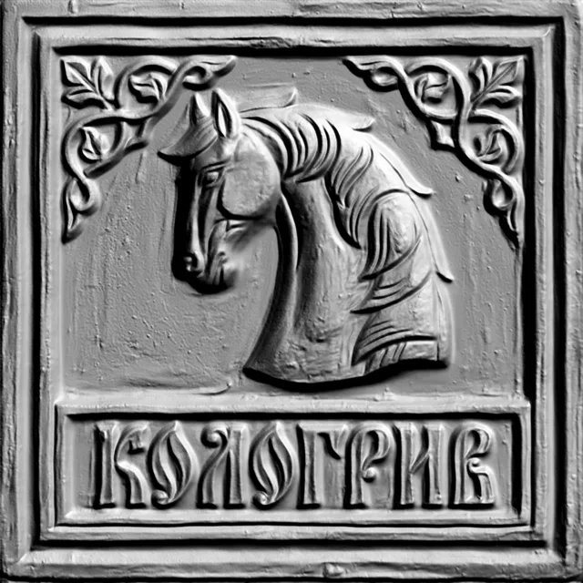 3D-Modell eines Pferdekopf-Reliefs im antiken Stil, mit pflanzlichen Ornamenten und einer unteren Inschrift.