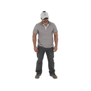 Modèle 3D d'un homme portant un polo rayé et une casquette blanche, debout, mains le long du corps.