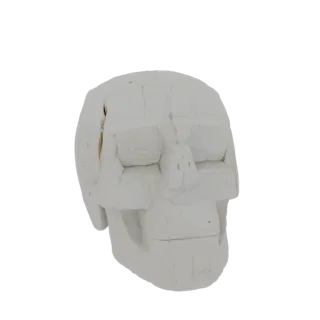 Un rendu 3D d'un crâne abstrait composé de plans et de facettes géométriques acérés, présenté sur fond noir.