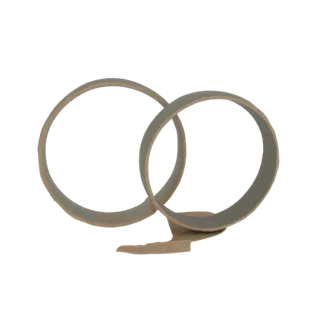 Modelo 3D de una escultura abstracta con dos anillos entrelazados sobre una base minimalista, renderizado en un tono neutro.